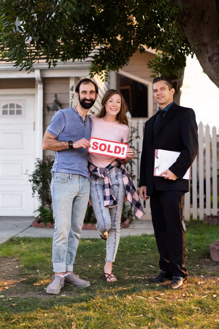 Couple signing papers fr new house 23 2149383599