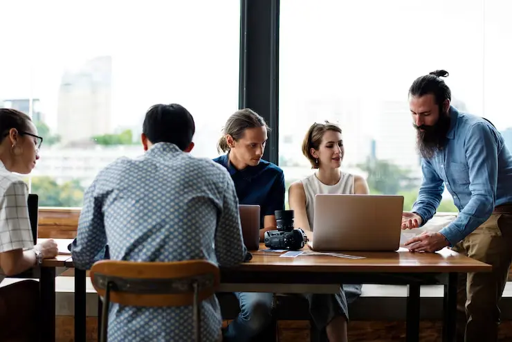 Group business people meeting 53876 44270 (1)