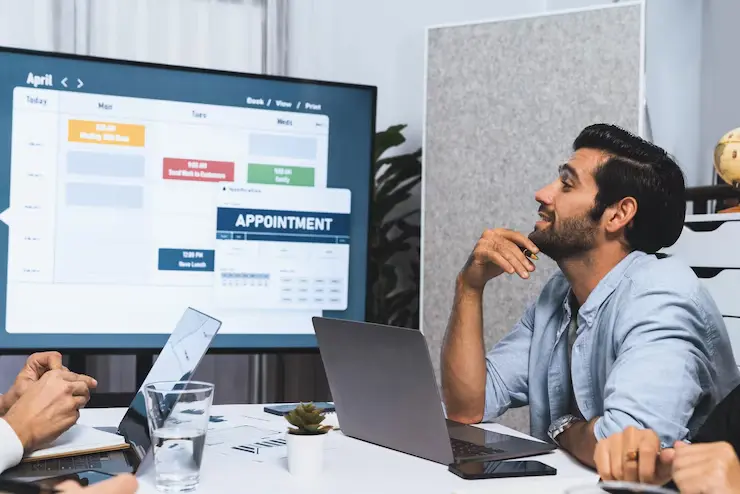 Project manager communicate collaborate with team prudent 31965 366367