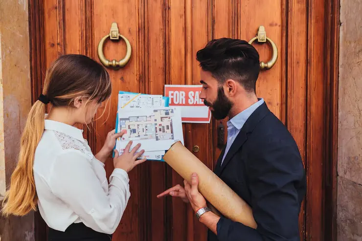 Real estate agents working building s main entrance 23 2147650201 (1)